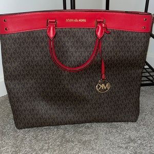 Beautiful logo, Michael Kors bag good condition. Great quality, no stains.